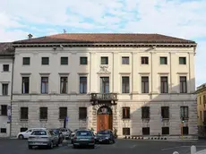 Palazzo Piloni, sede della Provincia di Belluno, senza le bandiere esposte - In alto la sede dell'ente a Palazzo Piloni A sinistra il consiglio provinciale che entro fine mese vota il bilancio