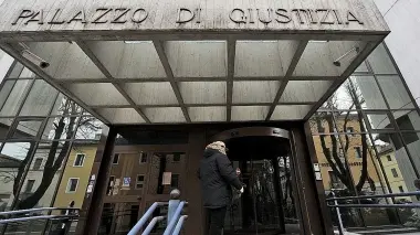 L’ingresso principale del palazzo di giustizia di Belluno