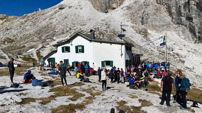 Escursionisti all’esterno del rifugio Carducci