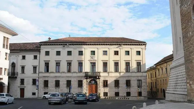 Palazzo Piloni, sede della Provincia di Belluno, senza le bandiere esposte - In alto la sede dell'ente a Palazzo Piloni A sinistra il consiglio provinciale che entro fine mese vota il bilancio