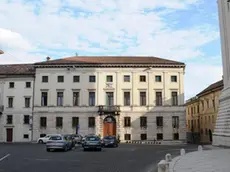 Palazzo Piloni, sede della Provincia di Belluno, senza le bandiere esposte - In alto la sede dell'ente a Palazzo Piloni A sinistra il consiglio provinciale che entro fine mese vota il bilancio