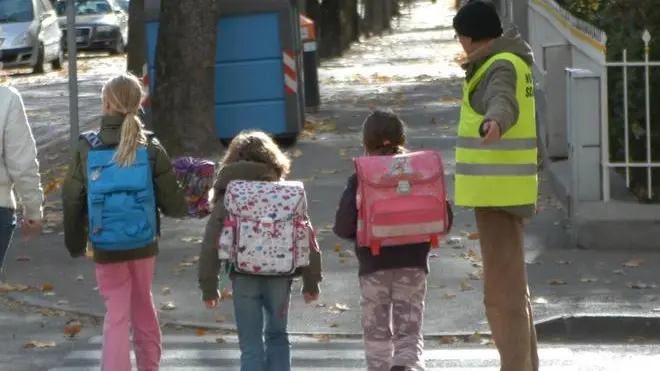- Nonni vigili in azione agli incroci
