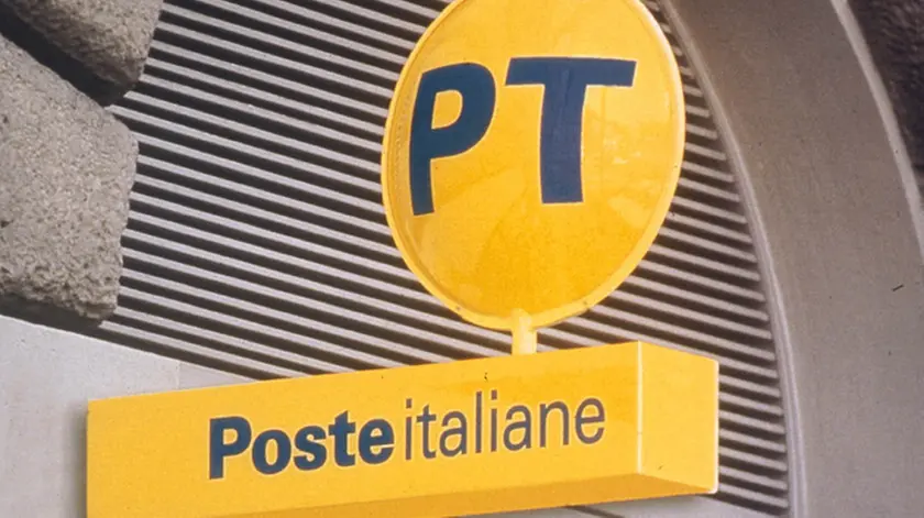 Insegna esterna di un ufficio postale di Roma in una foto di archivio. ANSA / ALESSIA PARADISI