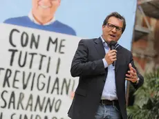 Il candidato sindaco di Treviso per il centrosinistra Giovanni Manildo in una recente immagine. "E' una giornata storica per Treviso". Così Giovanni Manildo, che a poche sezioni dal termine, appare ormai irraggiungibile da Giancarlo Gentilini. "L'essere riusciti a raggiungere questo risultato, e l'entusiasmo dei cittadini lo dimostra - ha detto - rappresenta qualcosa di storico". ANSA/ BOLZONI