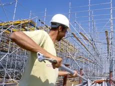 LAVORI EDILI, CANTIERE OPERAIO CON CASCHETTO