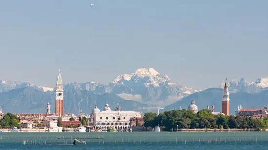 Lo spettacolo delle Dolomiti viste da Venezia