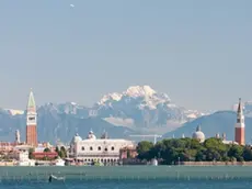 Lo spettacolo delle Dolomiti viste da Venezia