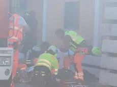 I soccorsi a uno degli operai rimasti ustionati