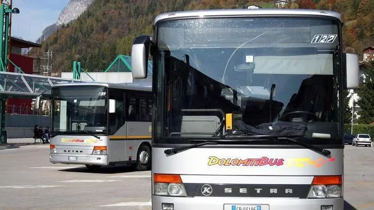 Agordo (BL), 26 Ottobre 2005, Stazione Dolomitibus - Agordo (BL), 26 October 2005, Dolomitibus station - Le tariffe pubblicate da Dolomiti bus sono in vigore dal 1º settembre