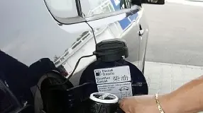 Rifornimento di carburante al distributore