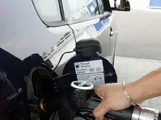 Rifornimento di carburante al distributore