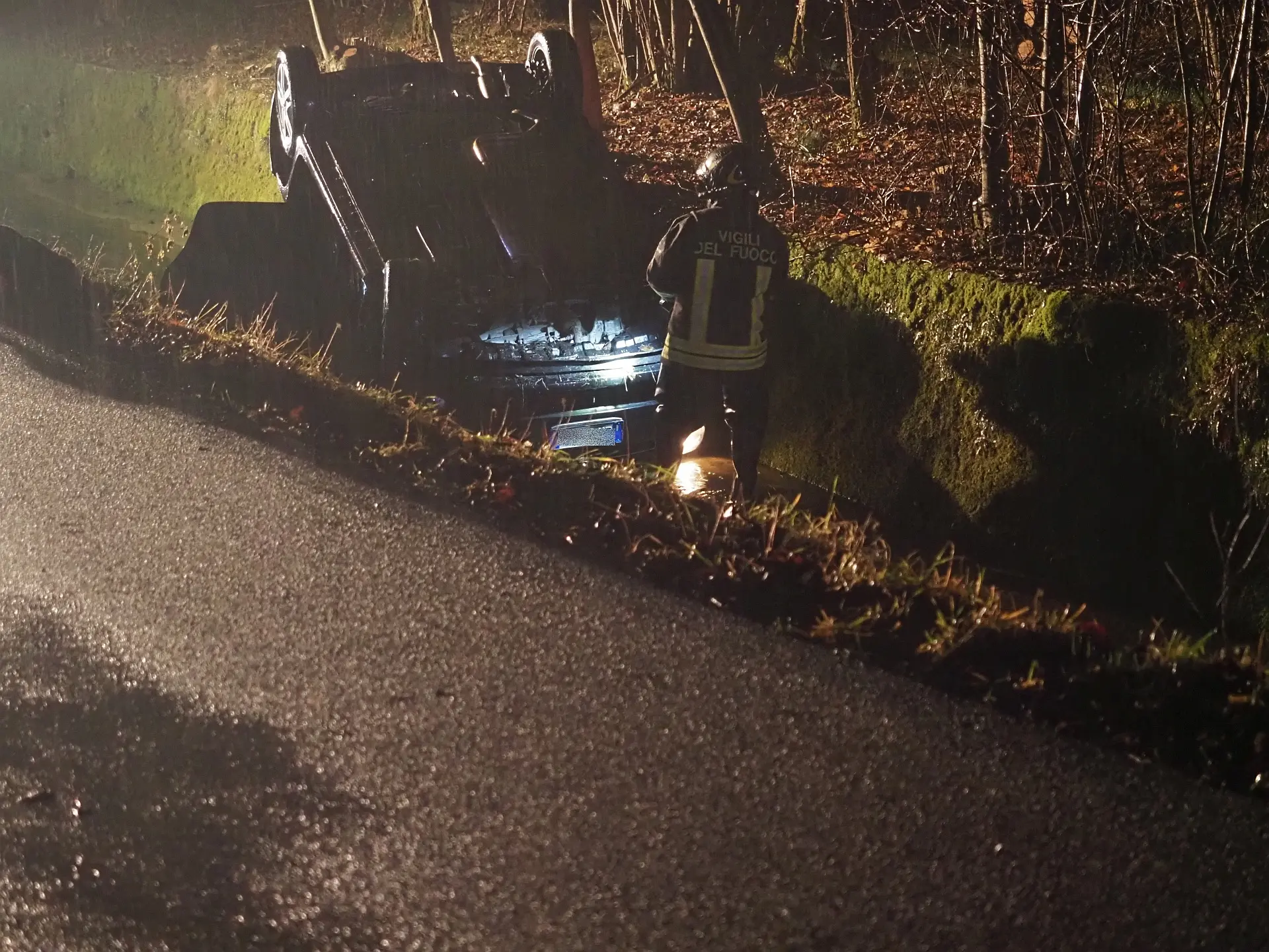 L'auto Toyota rovesciata nella roggia in via Musil a Mugnai di Feltre