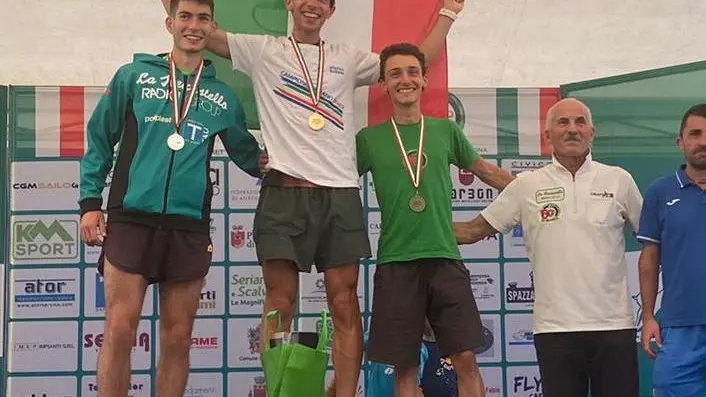 Isacco Costa (primo da sinistra) sul podio di Bergamo