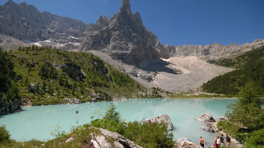 Cortina D'Ampezzo, 16 luglio 2007. Il lago Sorapìss sotto l'omonimo monte a m 2000. Sullo sfondo il dito di Dio