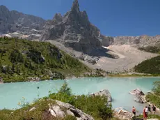 Cortina D'Ampezzo, 16 luglio 2007. Il lago Sorapìss sotto l'omonimo monte a m 2000. Sullo sfondo il dito di Dio