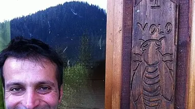 Stefano De Candido di fronte alle arnie che ha nella sua casa un vecchio tabià ristrutturato E’ apicoltore ma anche falegname