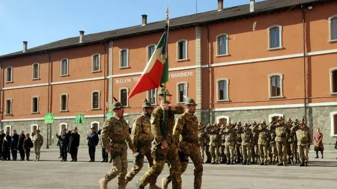 Alla caserma Salsa torna la Bandiera di Guerra accompagnata dal comandante Paolo Sfarra. La bandiera di guerra del Settimo