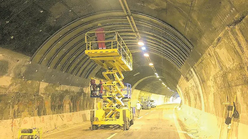 Lavori in corso nella galleria sotto il Monte Baldo