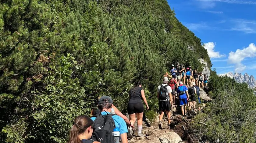 Turisti in coda sul sentiero che porta al Lago del Sorapiss