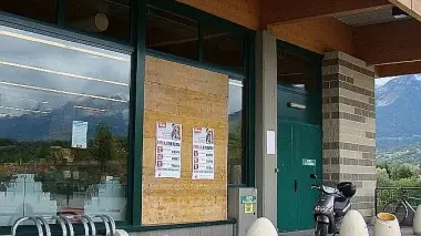 Pannelli di legno al posto della vetrina sfondata