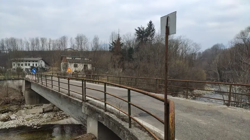 Il ponte delle corde tra le frazioni di Anzù e Villaga