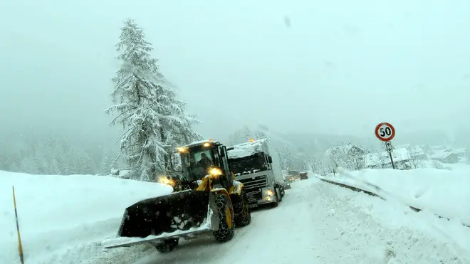 20090120-CORTINA D'AMPEZZO (BELLUNO)-WEA: MALTEMPO; ANAS, NEVE AL NORD E NEBBIA AL CENTRO. Nevica al nord, dal Piemonte alla Valle D'Aosta, dalla Lombardia al Veneto, nebbia fitta nelle Marche ed in Umbria. Questa la situazione sulla rete Anas dove sono scattati i piani d'intervento con uomini e mezzi della società delle strade per garantire la sicurezza agli utenti. In Veneto neve sulla statale 51 di Alemagna, da Borca di Cadore al Passo Cimabanche; sulla statale 52 Carnica,da Passo Mauria a Passo di Montecroce Comelico. Nella foto: la statale che porta alla pista delle Tofane a Cortina d'Ampezzo. ANSA/CLAUDIO ONORATI/on /DC