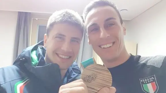Giuseppe Cioffi (a destra) con Dominik Windisch dopo il bronzo 2018