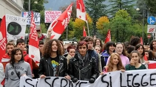 Manifestazione degli studenti delle scuole superiori di Belluno contro l'aumento dei costi e la diminuzione dei servizi alla scuola