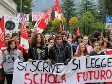 Manifestazione degli studenti delle scuole superiori di Belluno contro l'aumento dei costi e la diminuzione dei servizi alla scuola