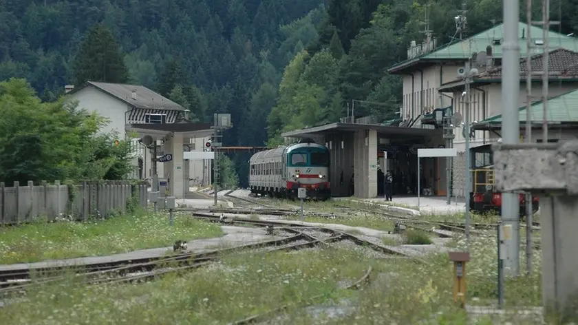 Calalzo di Cadore, 13 agosto 2006. Treno regionale da Padova composto da carrozze UIC X e trainato dal locomotore diesel D445 1096 in arrivo sul binario 1.