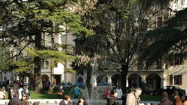 Belluno, 1 aprile 2007. La prima vera giornata di primavera in città. Piazza dei Martiri piena di persone arrivate per assistere alla tombola organizzata dal Consorzio Centro Storico e all'esposizione di auto della polizia. La fontana in mezzo ai giardini della piazza.La fontana di Piazza dei Martiri piena di gente, d'ora in poi e' necessario mantenere il decoro