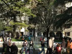 Belluno, 1 aprile 2007. La prima vera giornata di primavera in città. Piazza dei Martiri piena di persone arrivate per assistere alla tombola organizzata dal Consorzio Centro Storico e all'esposizione di auto della polizia. La fontana in mezzo ai giardini della piazza.La fontana di Piazza dei Martiri piena di gente, d'ora in poi e' necessario mantenere il decoro