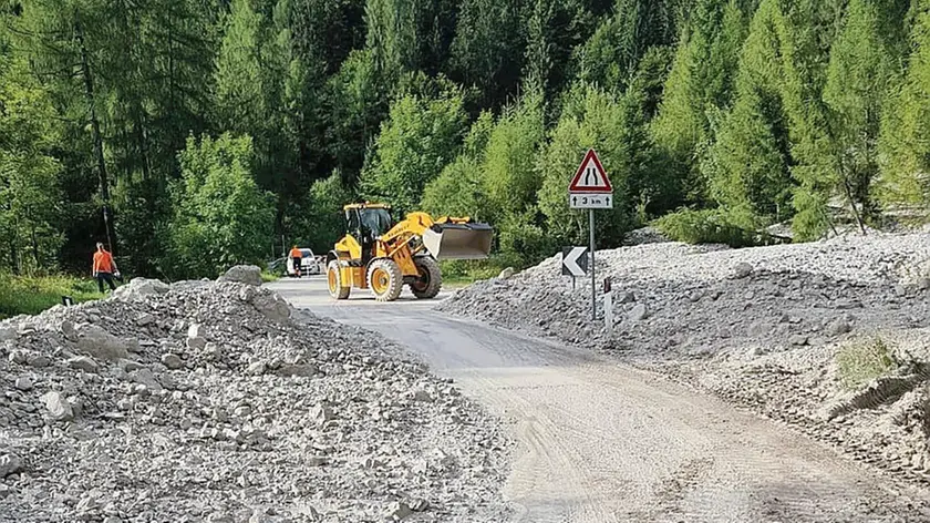 Uomini e mezzi di Veneto Strade durante lo sgombero della frana sulla strada del Duran