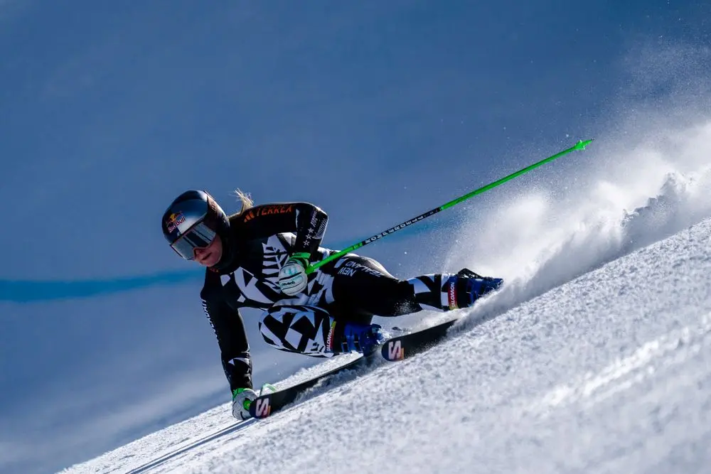 Ben due turni di allenamento in vista dei prossimi Mondiali di Courchevel mercoledì mattina 1 febbraio in Val di Fassa su LaVolata, Ski Area San Pellegrino, ormai riconosciuta come pista top della velocità mondiale. Allenamento prima di discesa alle prime luci dell’alba per le atlete norvegesi (Mowinckel e Kajsa Vickhoff Lie), insieme a loro le nostre Nadia e Nicol Delago e le statunitensi Breezy Johnson e Isabella Wright. A seguire, dopo la ritracciatura a cura dello staff tecnico italiano (presenti Gianluca Rulfi e Giovanni Feltrin), si sono presentate al cancelletto di partenza del tracciato di superG, Sofia Goggia, Mikaela Shiffrin e Alice Robinson. Una folla di fan appassionati ha atteso ad ogni giro queste tre regine dello sci alpino, che saranno sicuramente tra le protagoniste dei prossimi Campionati Mondiali nelle rispettive discipline. Grande entusiasmo come sempre per Sofia Goggia e anche per la regina incontrastata Mikaela Shiffrin. Giovedì continuano gli allenamenti sulle piste azzurre della Val di Fassa, con alcune velociste sempre su LaVolata, mentre altre atlete si alleneranno di gigante e speciale allo Ski Stadium a Pozza di Fassa. Foto di Ralf Brunel.