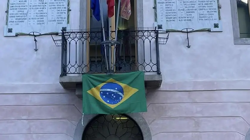 La bandiera brasiliana esposta al balcone del municipio di Val di Zoldo