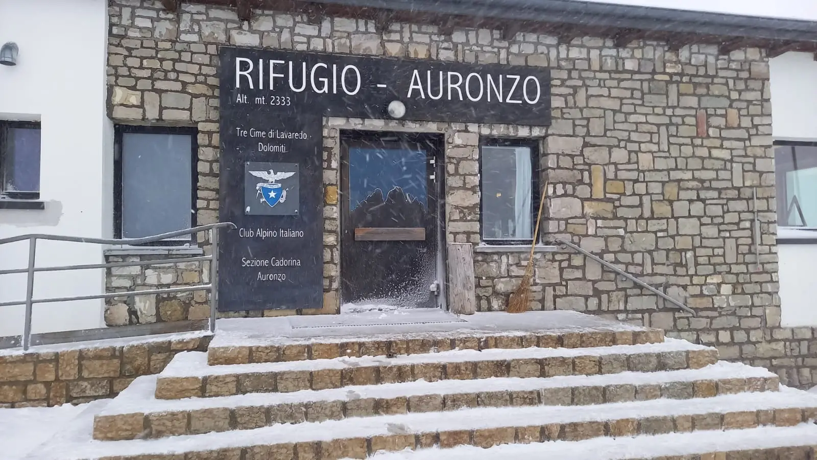 Crollo delle temperature e cime imbiancate nella notte tra venerdì e sabato 17 settembre. Le immagini dai rifugi, dal Sellaronda bike day, dal Cai e dagli appassionati