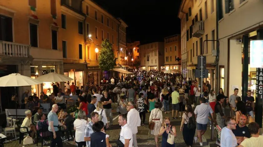 Un venerdì sera estivo in centro a Feltre (foto archivio)