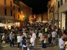 Un venerdì sera estivo in centro a Feltre (foto archivio)