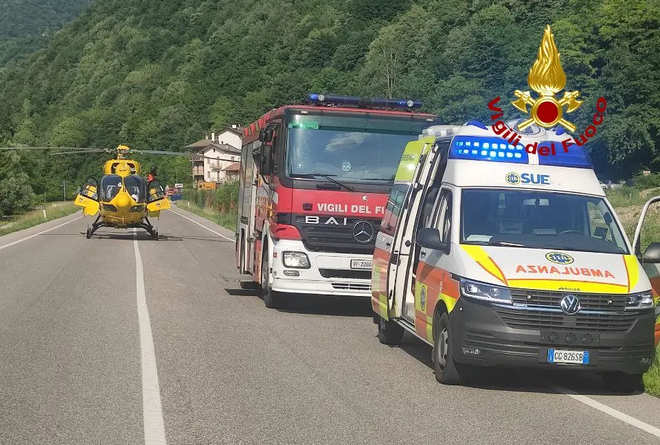 L'elicottero del Suem atterrato sulla Sp1 bis a Caorera