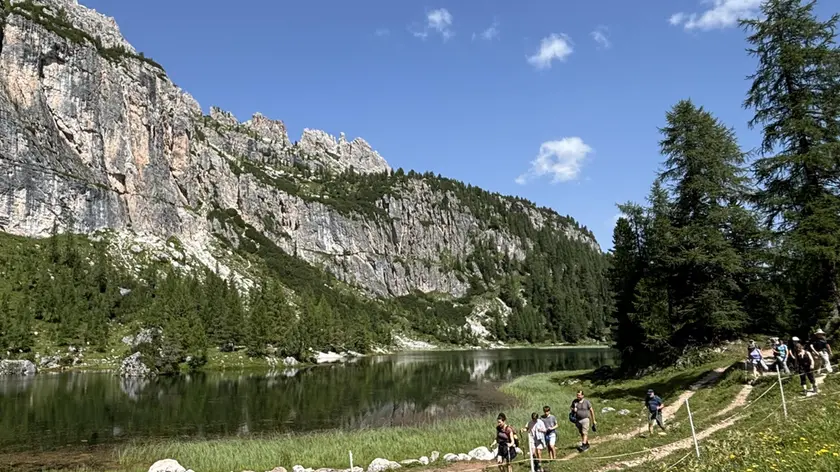 L’arrivo di alcuni turisti a Croda da Lago lungo il sentiero che da Ru Curto porta al rifugio