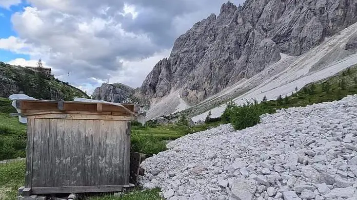 La baracca con dentro la turbina sfiorata dalla colata di fine luglio