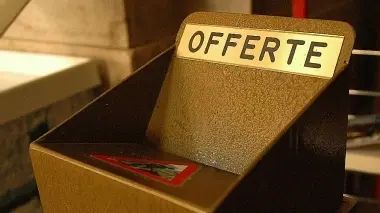 Una cassetta per le offerte in chiesa