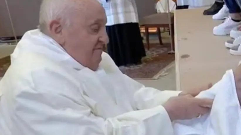 Il Papa durante la lavanda dei piedi