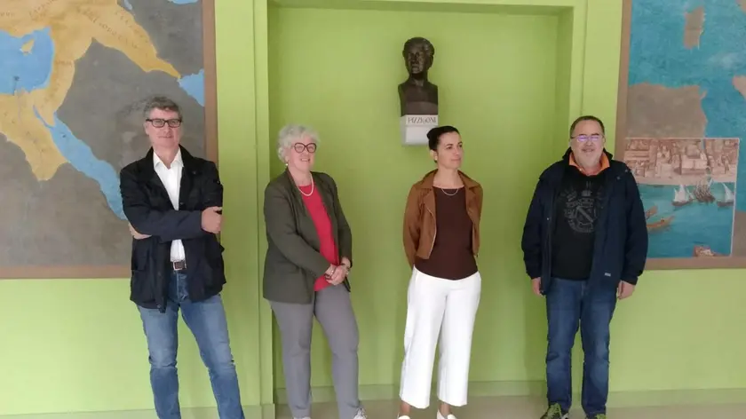 Alcuni esponenti dell’associazione Cittadini per il recupero delle Gabelli davanti alla scultura che ritrae Giuseppina Pizzigoni