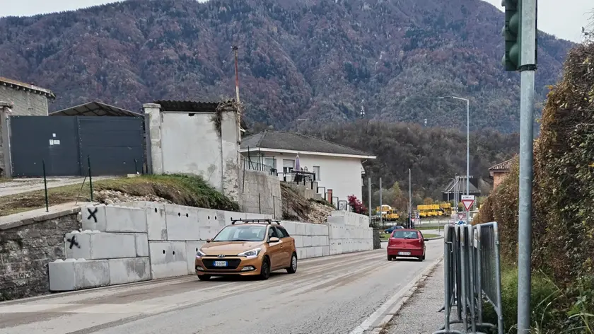 La scogliera provvisoria che regge il muraglione di via Panoramica crollato nell’ottobre del 2023