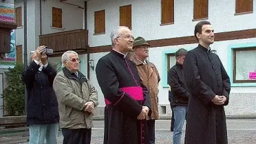 Il nuovo parroco con il vicario Del Favero sul piazzale della chiesa di Alleghe