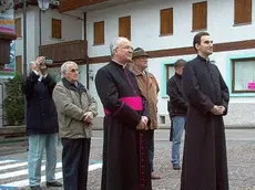 Il nuovo parroco con il vicario Del Favero sul piazzale della chiesa di Alleghe