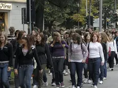 Sopra una vista sulla Valbelluna e alcuni ragazzi bellunesi