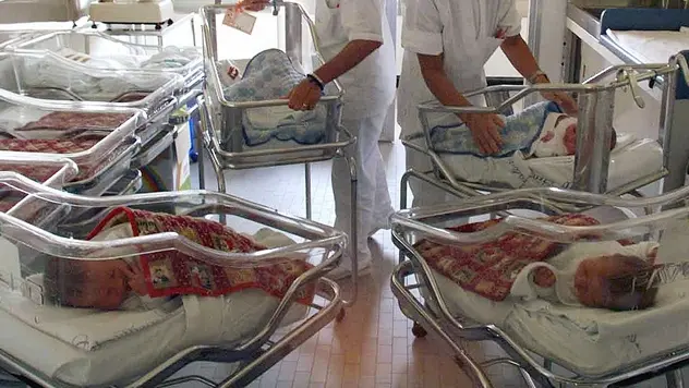 Due infermiere con alcuni neonati in ospedale in una foto d'ARCHIVIO. ANSA - Neonati nella nursery di un ospedale di Roma
