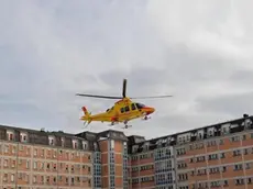 Belluno, 21 dicembre 2009. Un guasto alla centrale elettrica dell'ospedale San Martino provoca il blocco dell'impianto di riscaldamento. vengono trasferiti in altri ospedali i pazienti di alcune ali dell'edificio. i trasferimenti avvengono per mezzo di ambulanze ed elicotteriL'elicottero del Suem mentre trasporta i pazienti in altri ospedali